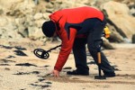 Пляжный поиск с металлоискателем
