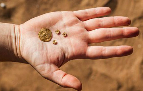 Израильские археологи нашли клад монет и золотых украшений